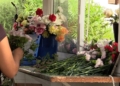 MVI 1274 Los melillenses llenan las floristerías en vísperas de Todos los Santos