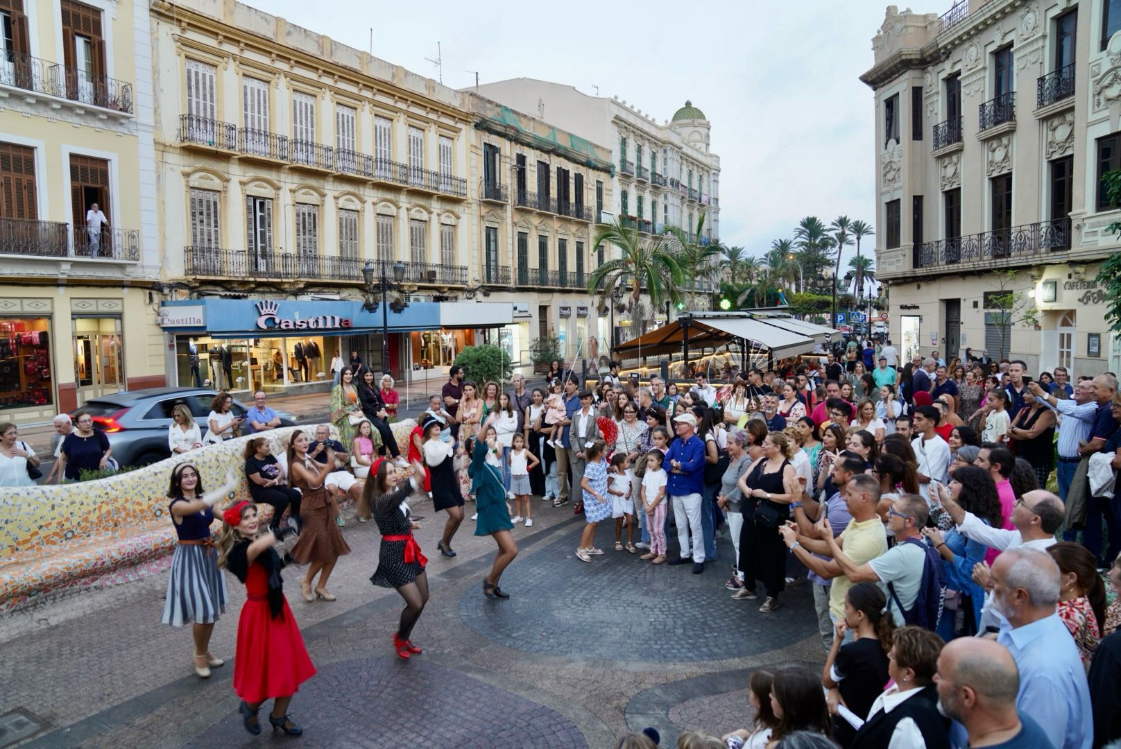 WhatsApp Image 2023 10 06 at 20.02.34 Más de un centenar de personas disfrutan del III Pasacalles Modernista