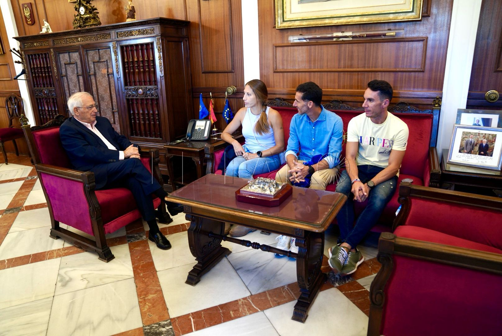 WhatsApp Image 2023 10 18 at 12.38.35 El presidente de la Ciudad recibe a Rebeca de Juan, Luismi Ruiz y Eduardo Calderay