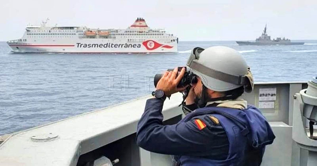 armada El ferry "Ciudad de Melilla" localiza una patera cerca de Alborán