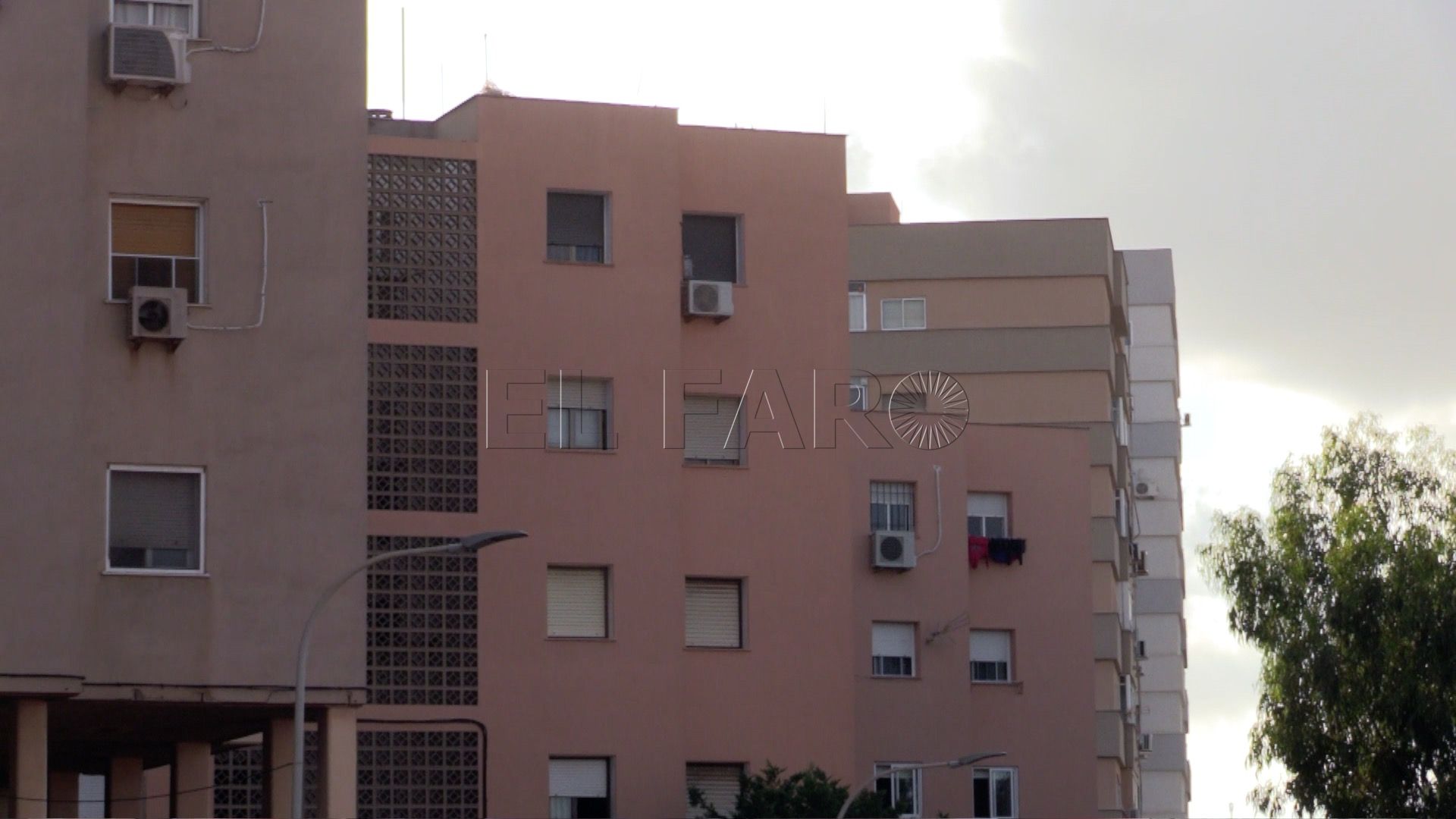 La barriada de Ciudad de Málaga, 12 bloques de pisos donde conviven generaciones de familias