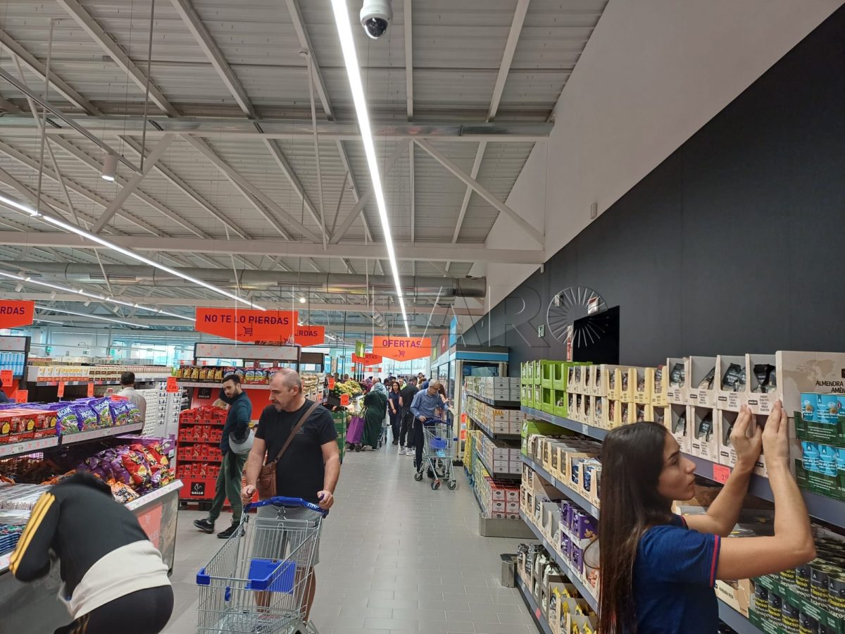 f8fccc39 91ee 4ef0 9cfe b258a7d66fb3 e1697628668591 Aldi abre sus puertas en Melilla con pasillos abarrotados por cientos de melillenses