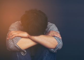 hombre triste Ansiedad, estrés o depresión, consecuencias psicológicas de la LGTBIfobia