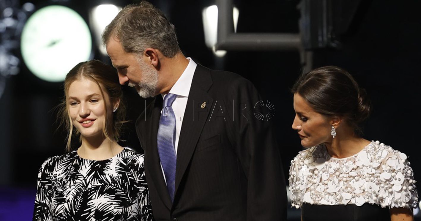 OVIEDO, 28/10/2022.- La princesa Leonor (i) y los reyes Felipe VI (c) y Letizia (d) saludan al término de la ceremonia de entrega de la 42 edición de los Premios Princesa de Asturias, este viernes en el Teatro Campoamor de Oviedo. EFE/ Ballesteros