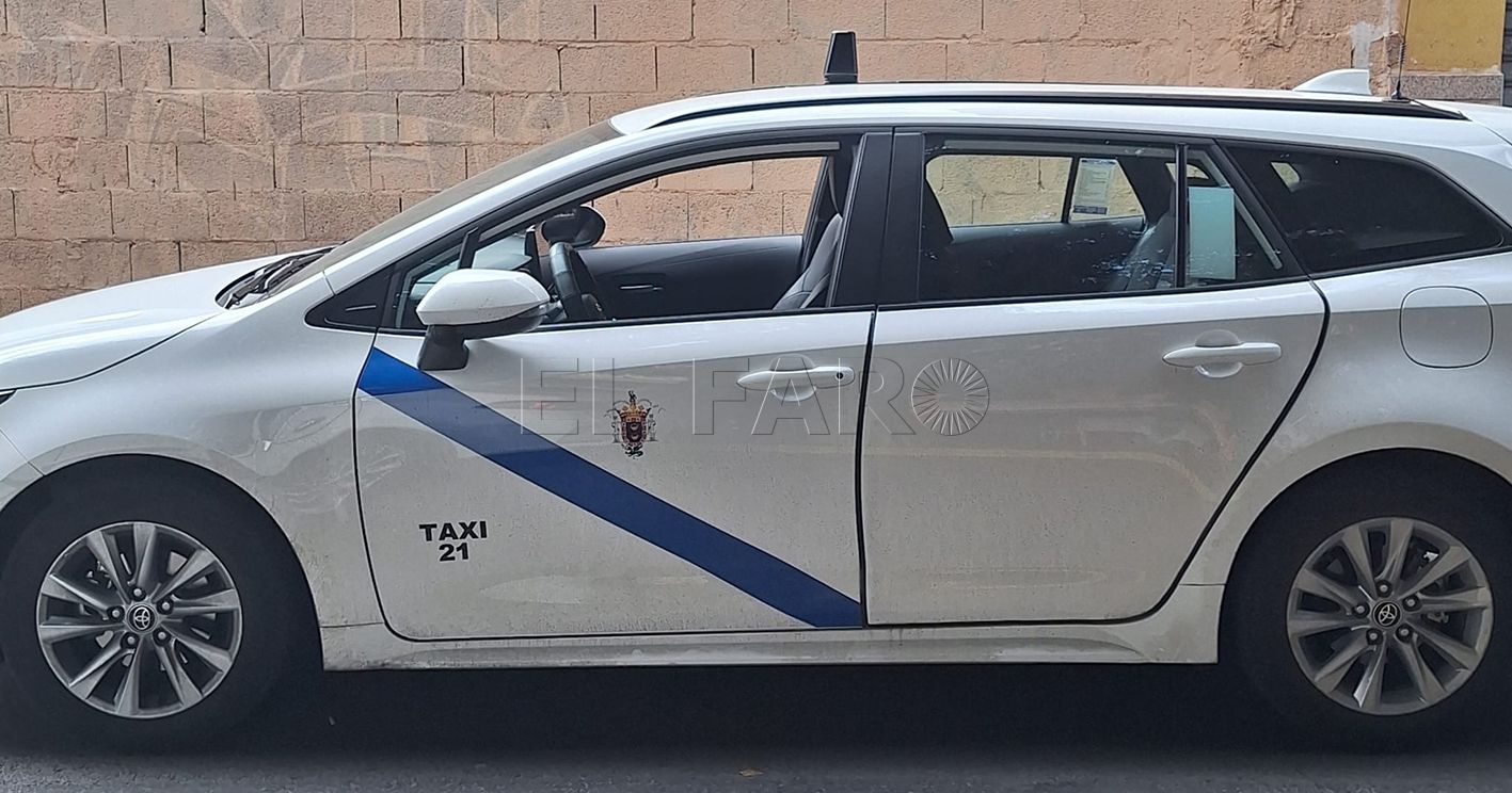 licencia 21 taxi recorte La Ciudad costeará las franjas azules de los taxis