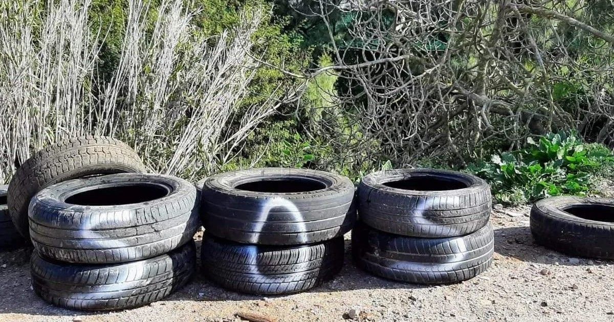 neumáticos pista de carros La Policía Local lleva al depósito un camión por el continuo vertido de neumáticos