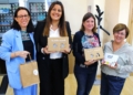 1. Responsable del SAD de Atende haciendo entrega de un ejemplar a la directora de IMSERSO en Melilla Atende presenta el libro de recetas "Dulces recuerdos del sur", un homenaje a la sabiduría de nuestros mayores