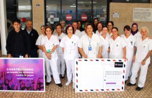 2. Personal de limpieza del Hospital Comarcal durante la campaña del 25N Unión frente a la violencia contra la mujer