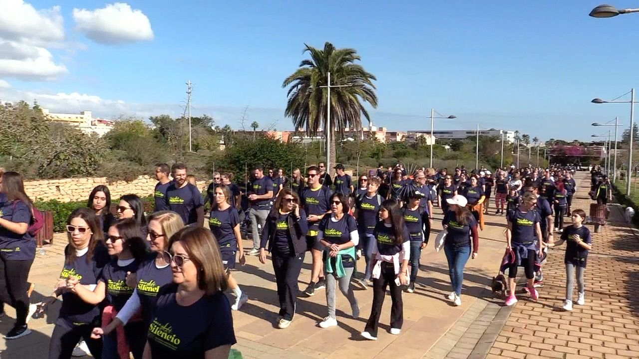 24 Cerca de un centenar de personas marchan para eliminar la violencia machista
