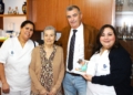 3. El delegado de Atende hace entrega de un ejemplar a Isabel Gómez una de las usuarias colaboradoras en compañía de sus auxiliares Atende presenta el libro de recetas "Dulces recuerdos del sur", un homenaje a la sabiduría de nuestros mayores