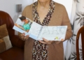 5. Isabel Gómez con el ejemplar de Dulces Recuerdos del Sur abierto por la página de su receta los cortadillos Atende presenta el libro de recetas "Dulces recuerdos del sur", un homenaje a la sabiduría de nuestros mayores