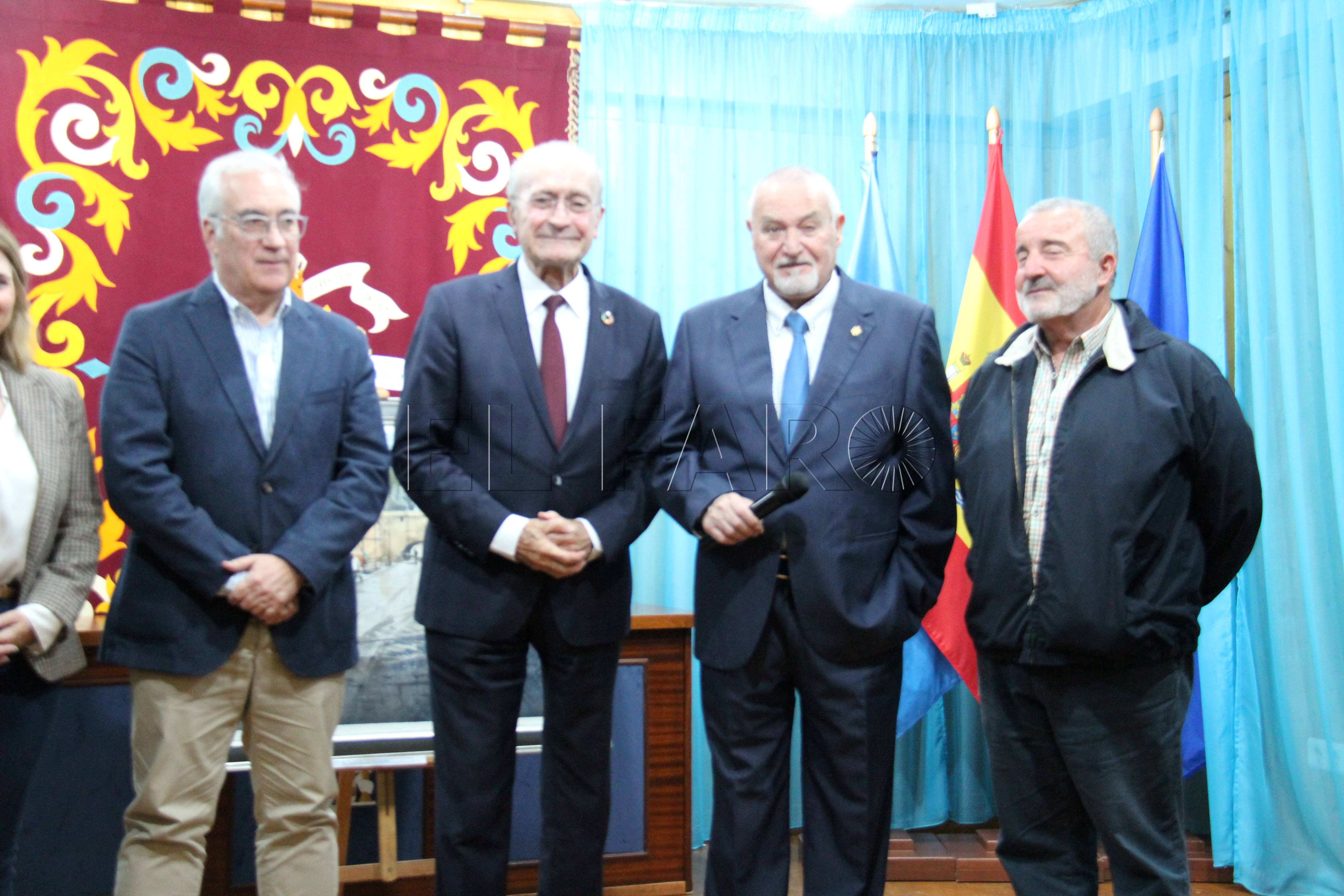 ALCALDE CON PREMIADOS 1 La Casa de Melilla en Málaga arranca un diciembre lleno de actividades