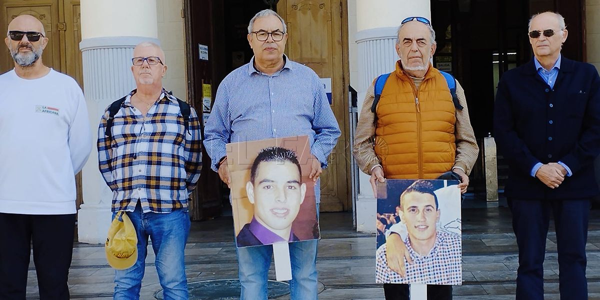 El padre del joven asesinado por funcionarios marroquíes clama justicia frente a la Asamblea de Melilla.