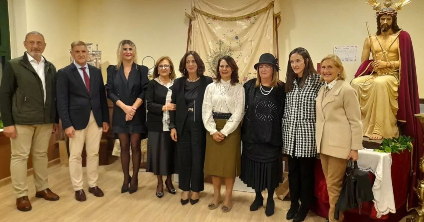 Con la Familia Carcaño. Fotografía Melilla Hoy recorte Cien años de la Capilla Castrense de la Inmaculada Concepción