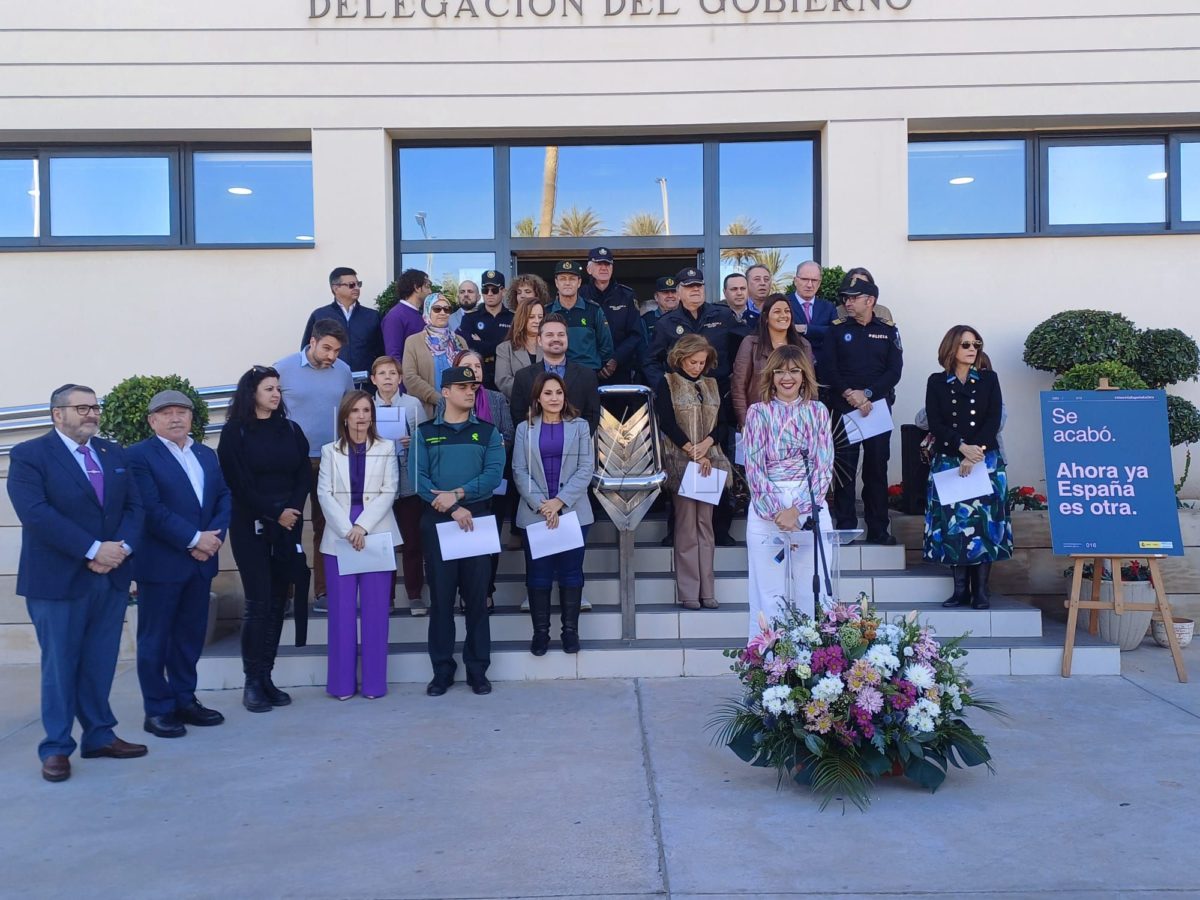 Delegación mujer e1700850524823 Delegación de Gobierno lee el manifiesto por el 25N rechazando todas las violencias contra la mujer