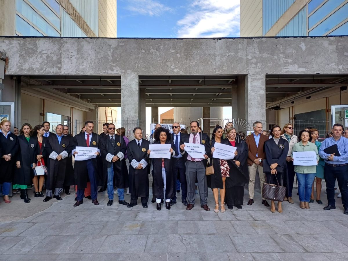 Protesta amnistía e1700160926986 Operadores de Justicia de Melilla se concentran para protestar "por la separación de poderes"