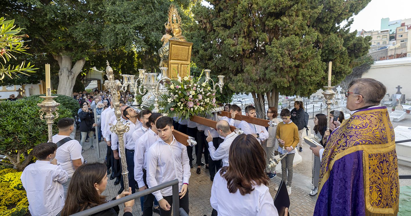 La primera vez de la Virgen en el cementerio