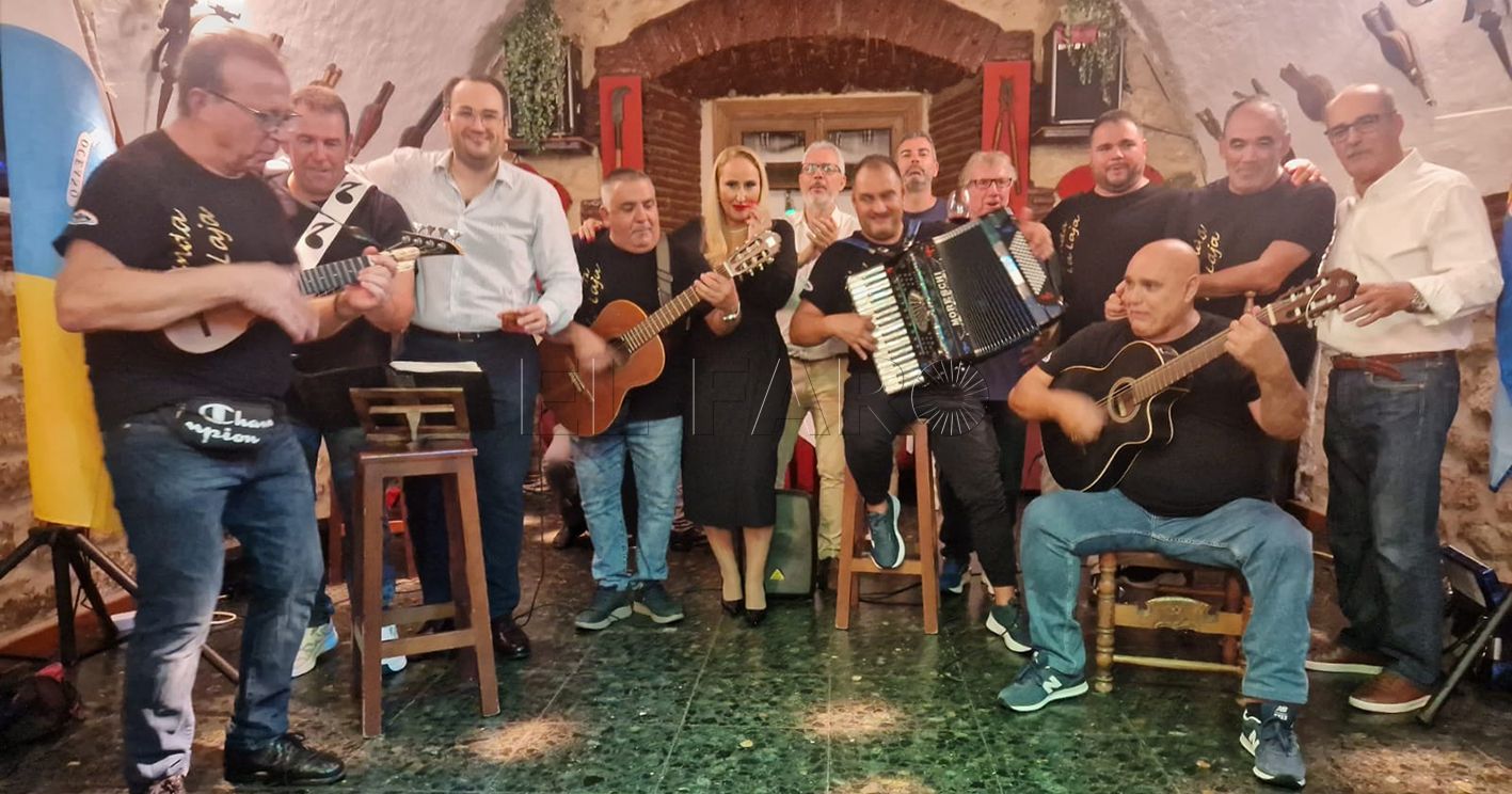 Salvador Saavedra con el grupo Canario recorte Un grupo musical canario ofrece un espectáculo privado en La Muralla