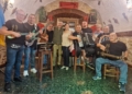 Ursula Benet y Paco Gamez con el grupo Canario Un grupo musical canario ofrece un espectáculo privado en La Muralla