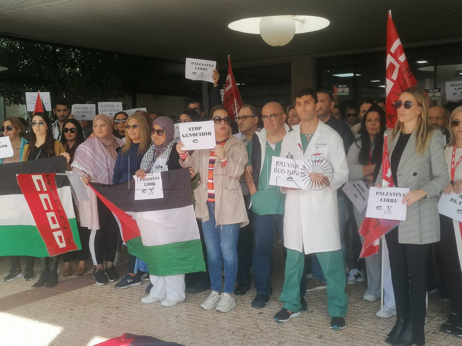 WhatsApp Image 2023 11 23 at 17.09.11 Cerca de un centenar de personas se concentra en el Hospital Comarcal en apoyo a los sanitarios de Palestina