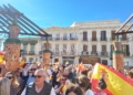 a60e5f18 a4dd 4df2 b5d3 f2399972ea04 Miles de melillenses llenan el centro de la ciudad para decir "no a la amnistía"