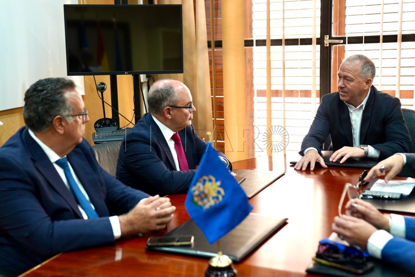 Miguel Marín recibe a dos directivos de Armas Trasmediterránea