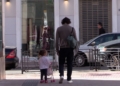 padre e hija calle Los melillenses pasan un Día de Todos los Santos tranquilo