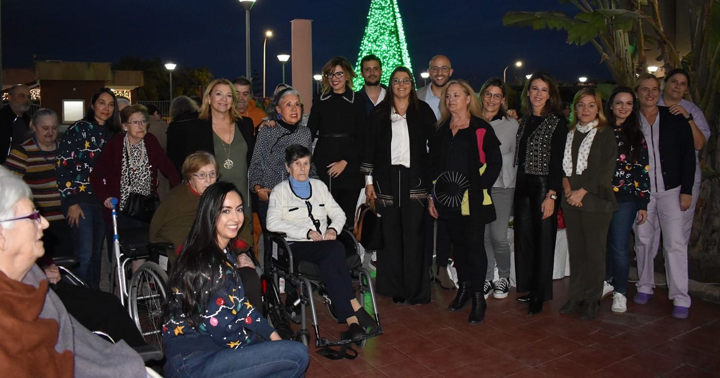 residencia de mayores navidad recorte La Residencia de Mayores da el pistoletazo de salida a la programación de Navidad