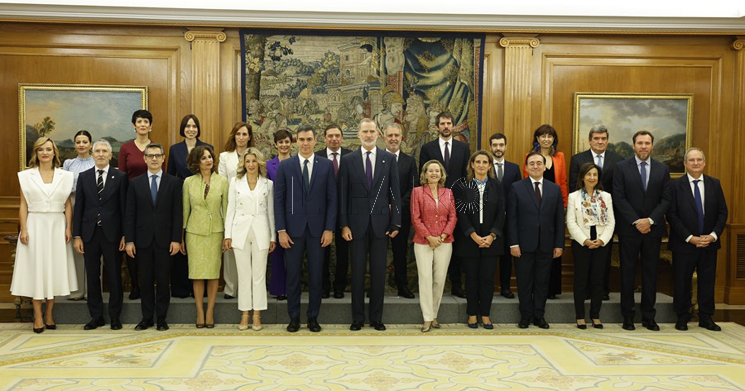 MADRID, 21/11/2023.- El rey Felipe y el presidente del Gobierno, Pedro Sánchez, posan para la foto de familia junto a los miembros del nuevo Ejecutivo durante la ceremonia en la que los 22 ministros del nuevo Gobierno prometieron sus cargos ante el monarca este martes en el Palacio de la Zarzuela. EFE/ Chema Moya POOL