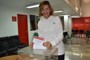 sabrina votando El PSOE de Melilla apoya los pactos de Pedro Sánchez