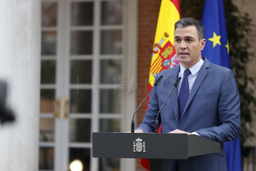 MADRID, 24/02/2022.- El presidente del Gobierno, Pedro Sánchez, realiza una declaración institucional en el Palacio de La Moncloa, tras participar este jueves en una reunión del Consejo de Seguridad Nacional celebrada en el Palacio de la Zarzuela, y presidida por el rey, tras la operación militar que Rusia ha lanzado en la madrugada de este jueves contra Ucrania. EFE/ Javier Lizon