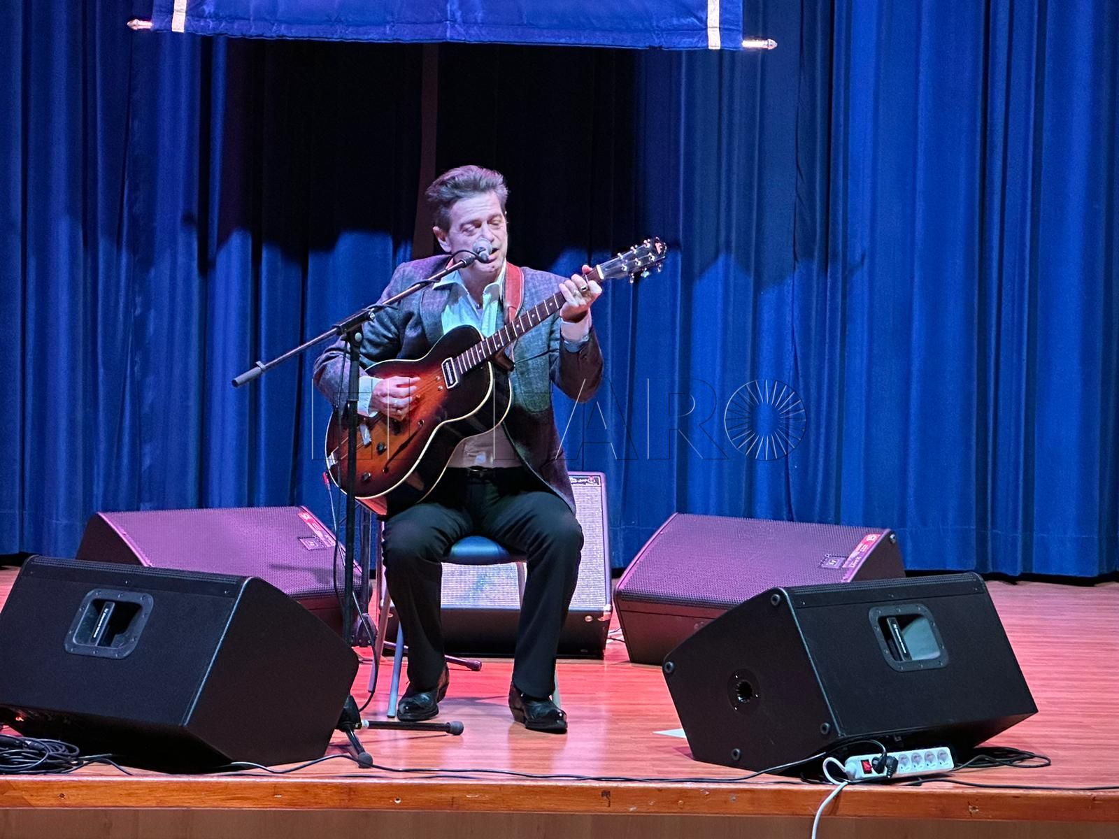Lleno para disfrutar del concierto acústico de Santiago Auserón