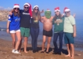 Familia de German Bermejo con el Grinch Baño de Navidad en la playa de Horcas Coloradas