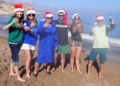 Familia de Germán Bermejo y Juanjo Florensa Baño de Navidad en la playa de Horcas Coloradas