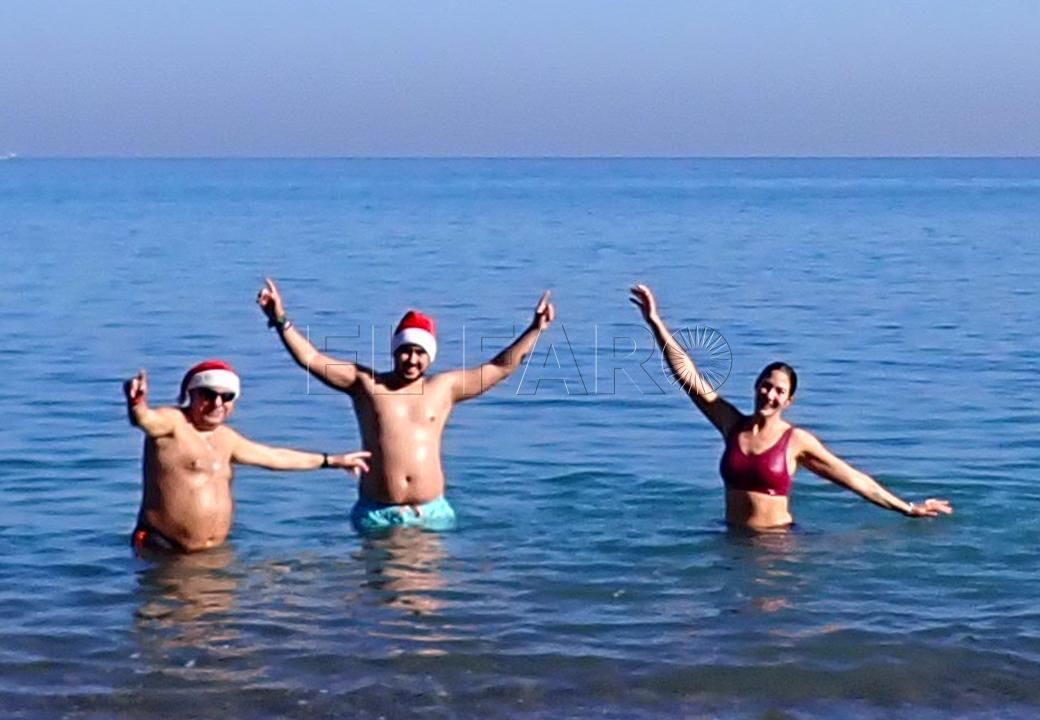 Juanjo Florensa Kichou y Tesi Baño de Navidad en la playa de Horcas Coloradas