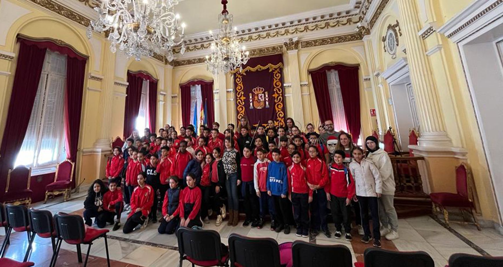 Salón Dorado Cerca de 300 alumnos del León Solá visitan la Asamblea para ver la decoración de Navidad