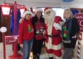 Santa Claus junto a KatieDenise e Irene Visita de Santa Claus al British Centre