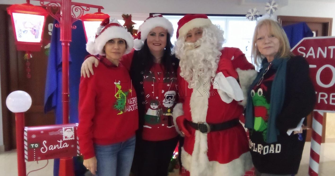 Santa Claus junto a KatieDenise e Irene recorte Visita de Santa Claus al British Centre