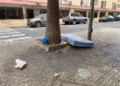 Colchones, electrodomésticos y mucha basura por las calles del barrio de Las Palmeras