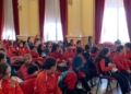 WhatsApp Image 2023 12 20 at 12.20.54 Cerca de 300 alumnos del León Solá visitan la Asamblea para ver la decoración de Navidad