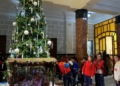 WhatsApp Image 2023 12 20 at 12.20.58 Cerca de 300 alumnos del León Solá visitan la Asamblea para ver la decoración de Navidad