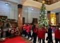 WhatsApp Image 2023 12 20 at 12.20.59 Cerca de 300 alumnos del León Solá visitan la Asamblea para ver la decoración de Navidad