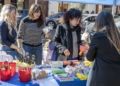 Gran acogida del primer mercadillo solidario de Teama por Navidad