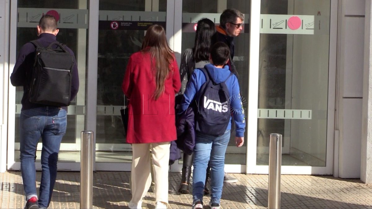 aeropuerto gente e1703270376671 Aeropuerto de Melilla, punto de reencuentro y punto de partida en Navidad