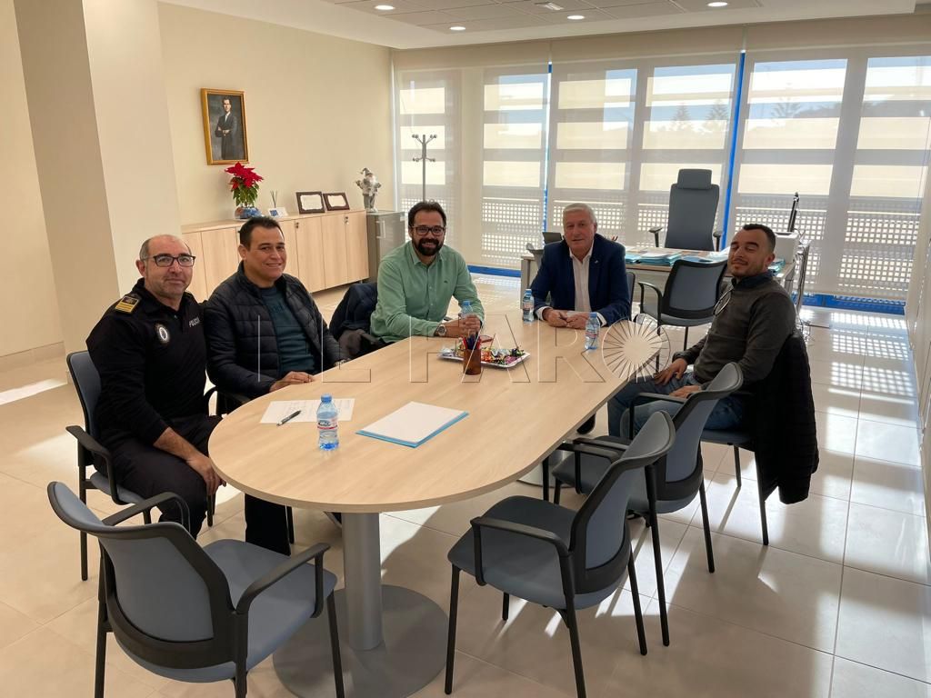 Ventura se reúne con los hosteleros de Puerto Noray