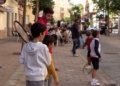tenis instructor niños 1 Los melillenses más jóvenes aprenden los valores del tenis en una clase magistral en el centro