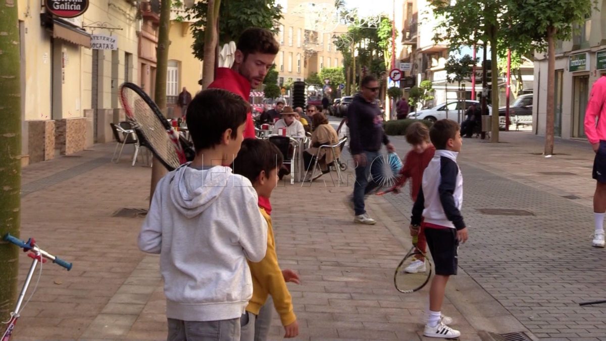 tenis instructor niños e1701954221227 Los melillenses más jóvenes aprenden los valores del tenis en una clase magistral en el centro