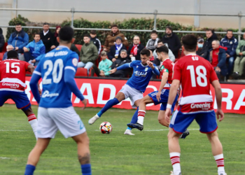 22D 11 La UD Melilla deja el ‘farolillo rojo’ en Granada