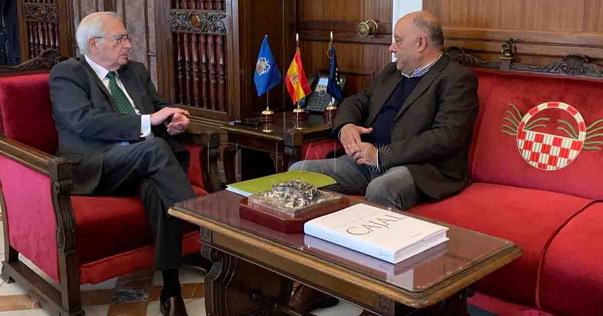 Aparejadores La construcción industrializada en Melilla, tema principal de la reunión de Imbroda y el Colegio de Aparejadores de Málaga