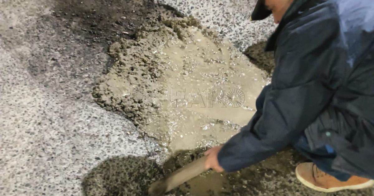 Arreglo Un vecino de la calle Cabo de la Nao se encarga de arreglar la carretera tras años pidiendo una solución